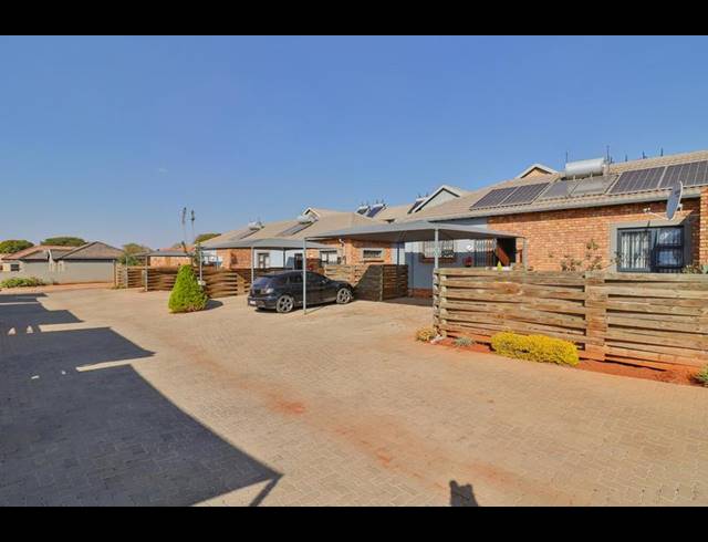 2 BEDROOM TOWNHOUSE FOR SALE IN CLARINA